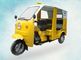 Triciclo del motor del pasajero de la gasolina de la gasolina con la cabina de conductor y el tejado del hierro, amarillos